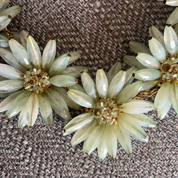 Francesca’s Collections Flower Necklace - Picture 4 of 4